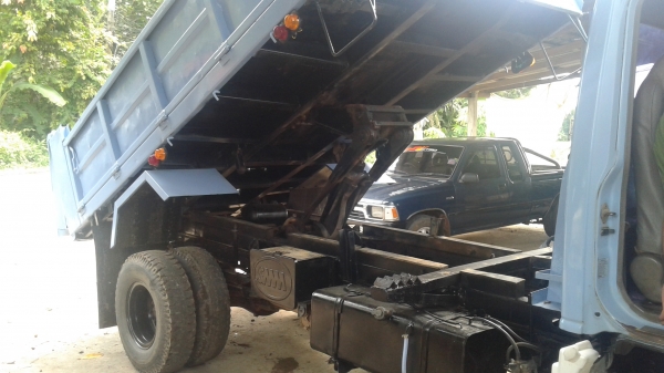 รถดั้มพ์.NPR.120แรงปี39ฝาขาว.แอร์.พวงมาลัยเพาเวอร์.เกียร์ร๊อกกี้6สปีด.ช่างล่างF.หน้าหลัง.รถห้างแท้100\%ดั้มพ์สามมิตร.รถพร้อมใชเล่มพร้อมโอน