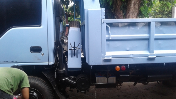 รถดั้มพ์.NPR.120แรงปี39ฝาขาว.แอร์.พวงมาลัยเพาเวอร์.เกียร์ร๊อกกี้6สปีด.ช่างล่างF.หน้าหลัง.รถห้างแท้100\%ดั้มพ์สามมิตร.รถพร้อมใชเล่มพร้อมโอน