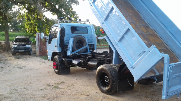 รถดั้มพ์.NPR.120แรงปี39ฝาขาว.แอร์.พวงมาลัยเพาเวอร์.เกียร์ร๊อกกี้6สปีด.ช่างล่างF.หน้าหลัง.รถห้างแท้100\%ดั้มพ์สามมิตร.รถพร้อมใชเล่มพร้อมโอน