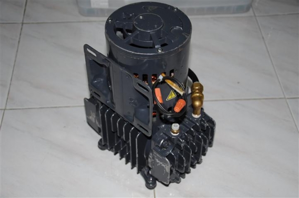 ปั้มแวคคั่มไดอะแฟรม ยี่ห้อ ULVAC MADE IN JAPAN