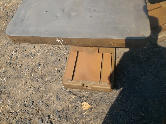 สว่านแท่นอย่างดียี่ห้อ Clausing ของอเมริกา สภาพแน่นๆทุกตัวตัวใหญ่สูง 2 ม. หน้าโต็ะกว้างมาก ไว้จับยึดชิ้นงาน ใช้ไฟ 220 V. ตัวใหญ่แข็งแรง พื้นที่ทำงานเยอะ