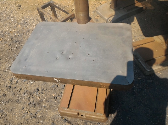 สว่านแท่นอย่างดียี่ห้อ Clausing ของอเมริกา สภาพแน่นๆทุกตัวตัวใหญ่สูง 2 ม. หน้าโต็ะกว้างมาก ไว้จับยึดชิ้นงาน ใช้ไฟ 220 V. ตัวใหญ่แข็งแรง พื้นที่ทำงานเยอะ