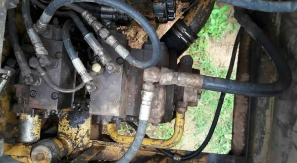 KOMATSU 415,000 บาท PC120-5 เครื่องดี ปั้มดี (ไฟฟ้าตัด) โช่หนา ช่วงล่างพอใช้ เอกสารสัญญาซื้อขาย  รถอยู่ จ.สุรินทร์.  090-772-3710 090-772-3708