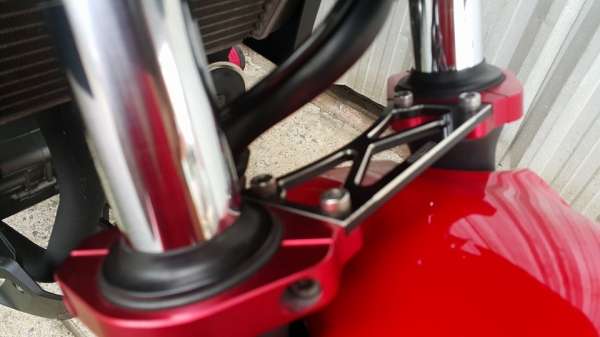 CB300f 2015 สีแดงสด รถบ้านใช้งานน้อย แต่งพอสวยงาม ต่อรองได้ครับ