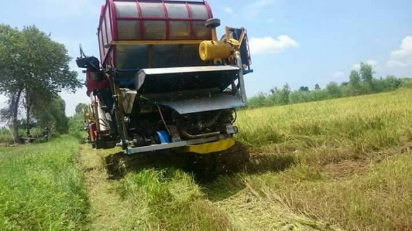 ขายรถเกี่ยวเกษตรพัฒนา เงินมีอุ้ม1.5ตัน เครื่อง6bg1เทอร์โบว์ ปั๊มอีตั้น22ช่วงล่างแทรคเตอร์ พร้อมลงงาน หน้าเกี่ยว2.80เมตร