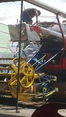 ขายรถเกี่ยวเกษตรพัฒนา เงินมีอุ้ม1.5ตัน เครื่อง6bg1เทอร์โบว์ ปั๊มอีตั้น22ช่วงล่างแทรคเตอร์ พร้อมลงงาน หน้าเกี่ยว2.80เมตร