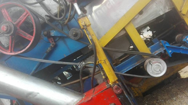 ขายรถเกี่ยวเกษตรพัฒนา เงินมีอุ้ม1.5ตัน เครื่อง6bg1เทอร์โบว์ ปั๊มอีตั้น22ช่วงล่างแทรคเตอร์ พร้อมลงงาน หน้าเกี่ยว2.80เมตร