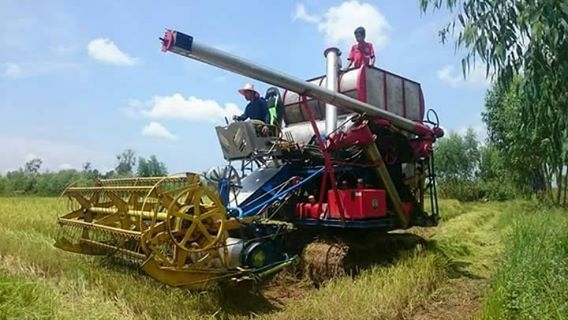 ขายรถเกี่ยวเกษตรพัฒนา เงินมีอุ้ม1.5ตัน เครื่อง6bg1เทอร์โบว์ ปั๊มอีตั้น22ช่วงล่างแทรคเตอร์ พร้อมลงงาน หน้าเกี่ยว2.80เมตร