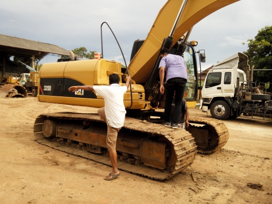 ขายรถแบคโฮ CAT 320 D ไมล์ 11000 ชม.เอกสารเล่มทะเบียน ราคา 1650000 ขายรถแบคโฮ CAT 320 D ไมล์ 11000 ชม.เอกสารเล่มทะเบียน ราคา 1650000