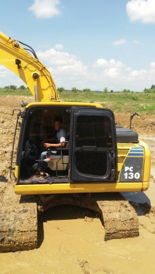 ขายรถแบคโฮ KOMATSU PC130-8 เอกสารอินวอย 11623 ชม.ราคา 1380000 ขายรถแบคโฮ KOMATSU PC130-8 เอกสารอินวอย 11623 ชม.ราคา 1380000