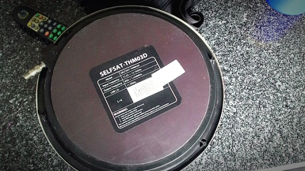 จานดาวเทียมเคลื่อนที่ติดรถยนต์ selfsat สภาพดี 2900 บาท