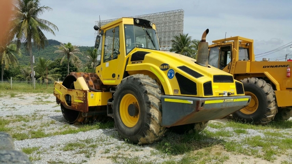 รถบดถนนโบแมค   ล้อหนาม   ปี 2006  ชั่วโมงทำ 2800 ชั่วโมง