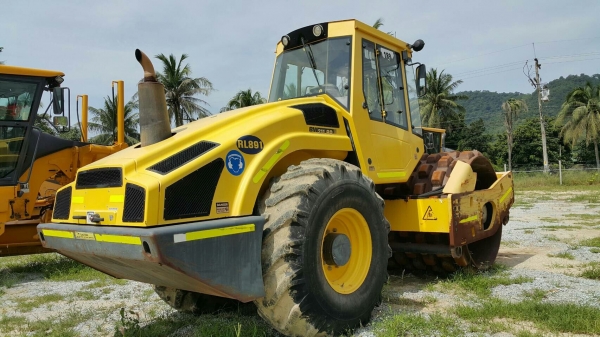 รถบดถนนโบแมค   ล้อหนาม   ปี 2006  ชั่วโมงทำ 2800 ชั่วโมง