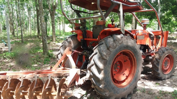 รถไถ KUBOTA 7040  ,  2 เพลา.     สนใจติดต่อ  081 - 6079515