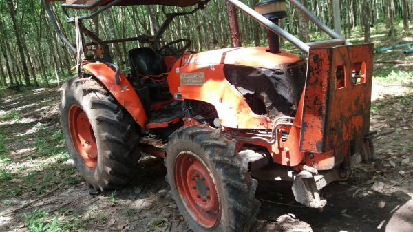 รถไถ KUBOTA 7040  ,  2 เพลา.     สนใจติดต่อ  081 - 6079515