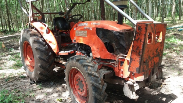 รถไถ KUBOTA 7040  ,  2 เพลา.     สนใจติดต่อ  081 - 6079515