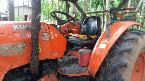 รถไถ KUBOTA 7040  ,  2 เพลา.     สนใจติดต่อ  081 - 6079515