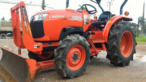 ขายรถไถ KUBOTA L3608SP ผ่านงานมา 306ชั่วโมง พร้อมอุปกรณ์ดันหน้า รับประกันเครื่องยนต์ ราคา 360,000 บาท อ.แกลง จ.ระยอง DC Tractor Rayong 0818618678,0899347475 https://www.facebook.com/DC-Tractor-Rayong-3071545327…/shop… id line=081-8618678 ขายรถไถ KUBOTA L3608SP ผ่านงานมา 306ชั่วโมง พร้อมอุปกรณ์ดันหน้า รับประกันเครื่องยนต์ ราคา 360,000 บาท อ.แกลง จ.ระยอง DC Tractor Rayong 0818618678,0899347475 https://www.facebook.com/DC-Tractor-Rayong-3071545327…/shop… id line=081-8618678
