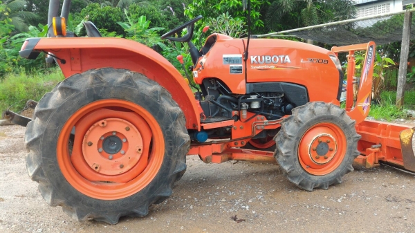 ขายรถไถ KUBOTA L3008ผ่านงานมา 630ชั่วโมง พร้อมอุปกรณ์ดันหน้า รับประกันเครื่องยนต์   ราคา 280,000 บาท อ.แกลง จ.ระยอง   DC Tractor Rayong 0818618678,0899347475 https://www.facebook.com/DC-Tractor-Rayong-3071545327&hellip;/shop&hellip; id line=081-8618678 id