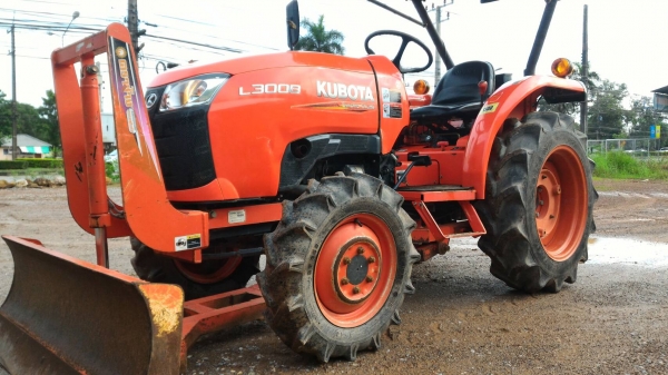 ขายรถไถ KUBOTA L3008ผ่านงานมา 630ชั่วโมง พร้อมอุปกรณ์ดันหน้า รับประกันเครื่องยนต์   ราคา 280,000 บาท อ.แกลง จ.ระยอง   DC Tractor Rayong 0818618678,0899347475 https://www.facebook.com/DC-Tractor-Rayong-3071545327&hellip;/shop&hellip; id line=081-8618678 id