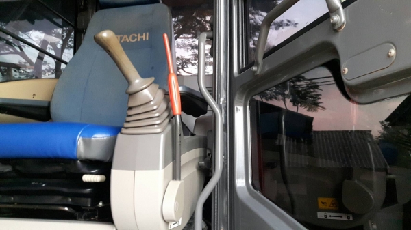 ขายฮิตาชิ ZX200-3 ชั่วโมงงาน 7,100 ชม. เอกสารเล่มทะเบียน ราคา 1,800,000 บาทตอรอง