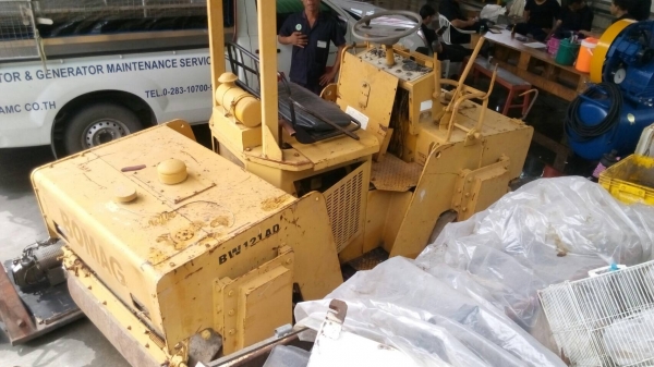 ขายรถบด โบแม็กสั่นสะเทือน ล้อเหล็กหน้า หลัง อุปกรณ์ฉีดนํ้าครบ เครื่องแห้ง มีเช็คระบบไฟ ขายไม่แพงครับ