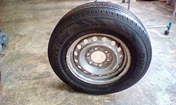 ล้ออ่ะไหล่ 15-6รู อีซูซุ ยาง215/70/15ปี15 วง 1200บ,