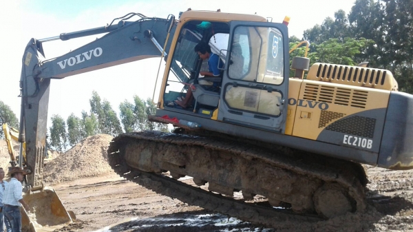 ขายรถแบคโฮ VOLVO EC210B เอกสารเล่มทะเบียน ราคา 1250000