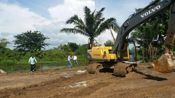 ขายรถแบคโฮ VOLVO EC210B เอกสารเล่มทะเบียน ราคา 1250000