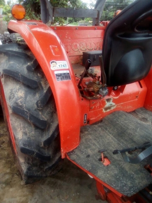 ขายรถไถแทรคเตอร์คูโบต้า L4708 ทำงานน้อย1,029ชม. อุปกรณ์ใบดันหน้าอย่างเดียว สภาพพร้อมทำงาน