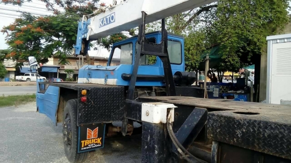 ต้องการขายรถเครน 6 ล้อ 11 ตัน KATO