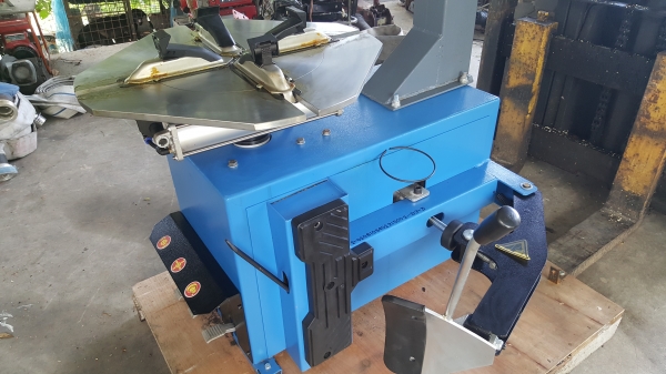 เครื่องถอดยาง 10 ถึงขอบ 24 ไฟ 220 v รหัสสินค้า B3 - 3 เครื่องถอดยาง 10 ถึงขอบ 24 ไฟ 220 v รหัสสินค้า B3 - 3