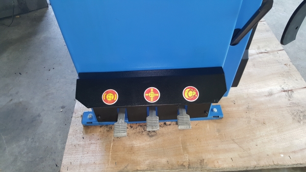 เครื่องถอดยาง 10 ถึงขอบ 24 ไฟ 220 v รหัสสินค้า B3 - 3 เครื่องถอดยาง 10 ถึงขอบ 24 ไฟ 220 v รหัสสินค้า B3 - 3