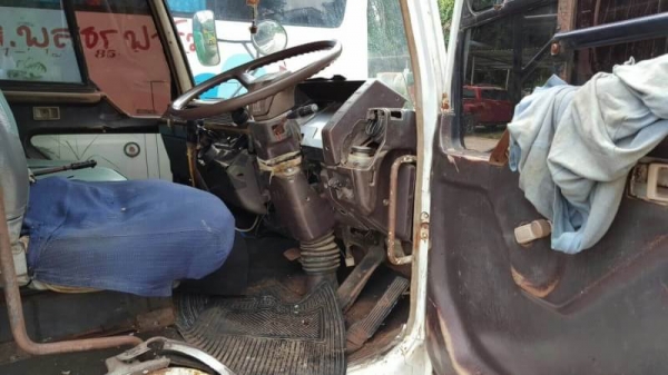 ขาย 565,000 Mitsu Fuso รถน้ำ 2 เพลา FN527M-A2xxxx เตรื่อง 6D16-195 แรง 10 เกียร์  หัวบาง ยางดี คัสชีสวย เล่มทะเบียน รถอยู่ จ.จันทบุรี  090-772-3710 090-772-3709