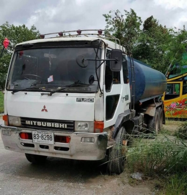 ขาย 565,000 Mitsu Fuso รถน้ำ 2 เพลา FN527M-A2xxxx เตรื่อง 6D16-195 แรง 10 เกียร์  หัวบาง ยางดี คัสชีสวย เล่มทะเบียน รถอยู่ จ.จันทบุรี  090-772-3710 090-772-3709