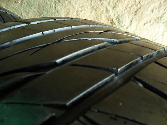 ยางซิ่ง17 ฟอลเคน 225-45-R17ลงพื้นปี13 หนาเกือบ 1เซ็น ยางซิ่ง17 ฟอลเคน 225-45-R17ลงพื้นปี13 หนาเกือบ 1เซ็น