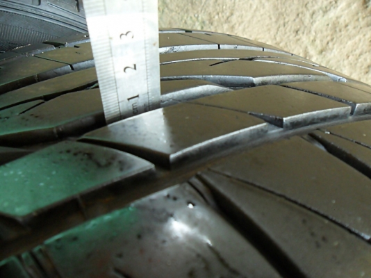 ยางซิ่ง17  ฟอลเคน 225-45-R17ลงพื้นปี13 หนาเกือบ 1เซ็น