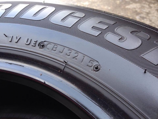 ยาง Bridgstone 215-65-16 ปี 15 ครบชุด 4 เส้น 6500 สภาพสวยๆไม่มีปะไม่บวมไม่กินข้าง ดอกยางเหลือเยอะเอาไปวิ่งกันใด้อีกยาวค่ะ