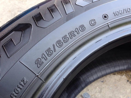 ยาง Bridgstone 215-65-16 ปี 15 ครบชุด 4 เส้น 6500 สภาพสวยๆไม่มีปะไม่บวมไม่กินข้าง ดอกยางเหลือเยอะเอาไปวิ่งกันใด้อีกยาวค่ะ