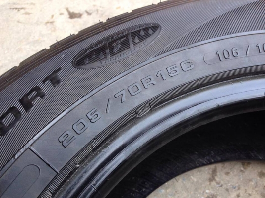 ยาง GOOD YEAR 205-70-15 ปี 15 ครบชุด 4 เส้น 4500 สภาพสวยไม่บวมไม่กินข้าง ดอกยางเหลือเยอะเอาไปวิ่งกันใด้อีกยาวค่ะ