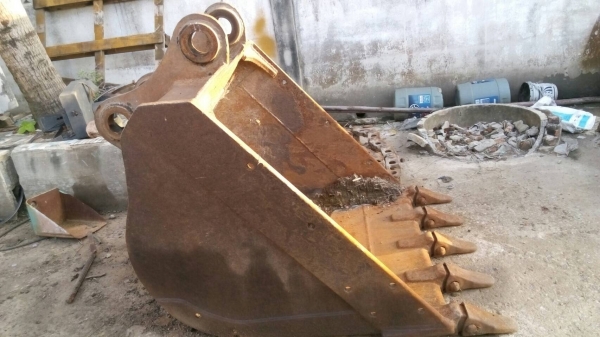 ขายบุ้งกี้เก่าสภาพสวย ใส่ PC-200-5 ขนาดกว้าง 115 ซม. ใส่ได้หลายรุ่นครับ ขายไม่แพง