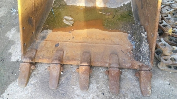 ขายบุ้งกี้เก่าสภาพสวย ใส่ PC-200-5 ขนาดกว้าง 115 ซม. ใส่ได้หลายรุ่นครับ ขายไม่แพง