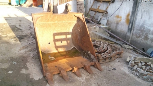 ขายบุ้งกี้เก่าสภาพสวย ใส่ PC-200-5 ขนาดกว้าง 115 ซม. ใส่ได้หลายรุ่นครับ ขายไม่แพง