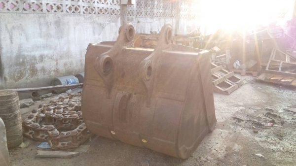 ขายบุ้งกี้เก่าสภาพสวย ใส่ PC-200-5 ขนาดกว้าง 115 ซม. ใส่ได้หลายรุ่นครับ ขายไม่แพง