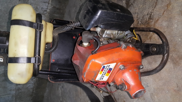 ขายเครื่องตัดหญ้าสะพายหลัง 2 จังหวะ komatsu zenoah มีเฉพาะเครื่องและชุดสะพายหลัง