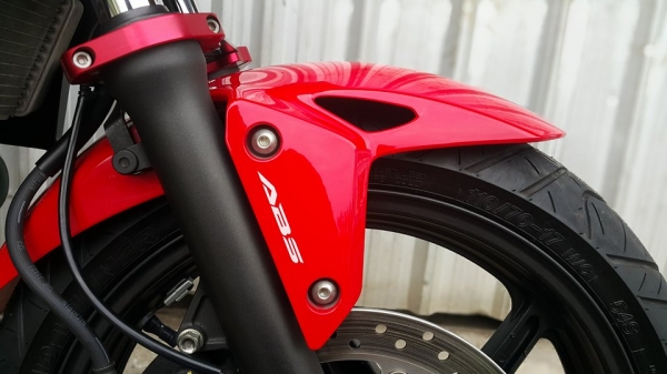 CB300f 2015 สีแดงสด รถบ้านใช้งานน้อย แต่งพอสวยงาม ต่อรองได้ครับ