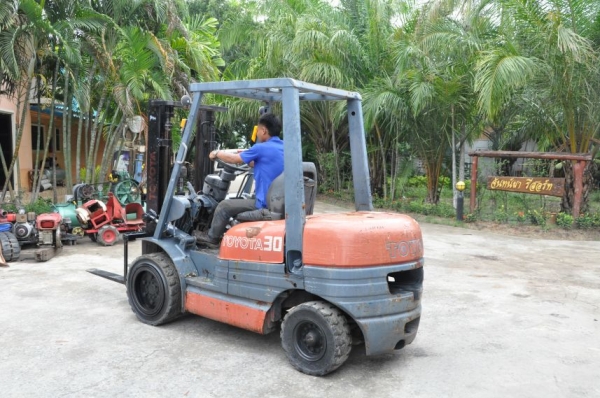 ขายFORKLIFT TOYOTA FD30ดีเซล (3ตัน) เสา3เมตร สวยเดิม เสาฟรูฟรี้ 190,000เท่านั้น!!