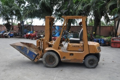 ขายFORKLIFT TOTOTA (2ตัน) งากระดก เสา3เมตร สวยเดิมจากญี่ปุ่น ยังไม่เคยใช้ในไทย 85,000เท่านั้น!!