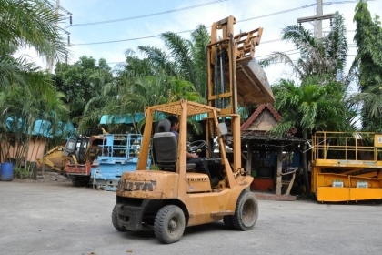 ขายFORKLIFT TOTOTA (2ตัน) งากระดก เสา3เมตร สวยเดิมจากญี่ปุ่น ยังไม่เคยใช้ในไทย 85,000เท่านั้น!!