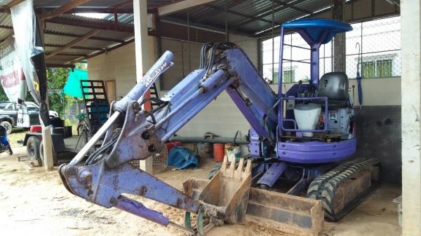 ขาย 380,000 KOMATSU pc 38 uu   พร้อมเทนเลอร์ลากอย่างดีเพลาใหญ่ รถสวยพร้อมใช้ทั้งรถและหางลาก 090-772-3710 090-772-3708